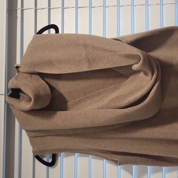 Halston Wool/ Cashmere Sweater - Picture 5 of 9